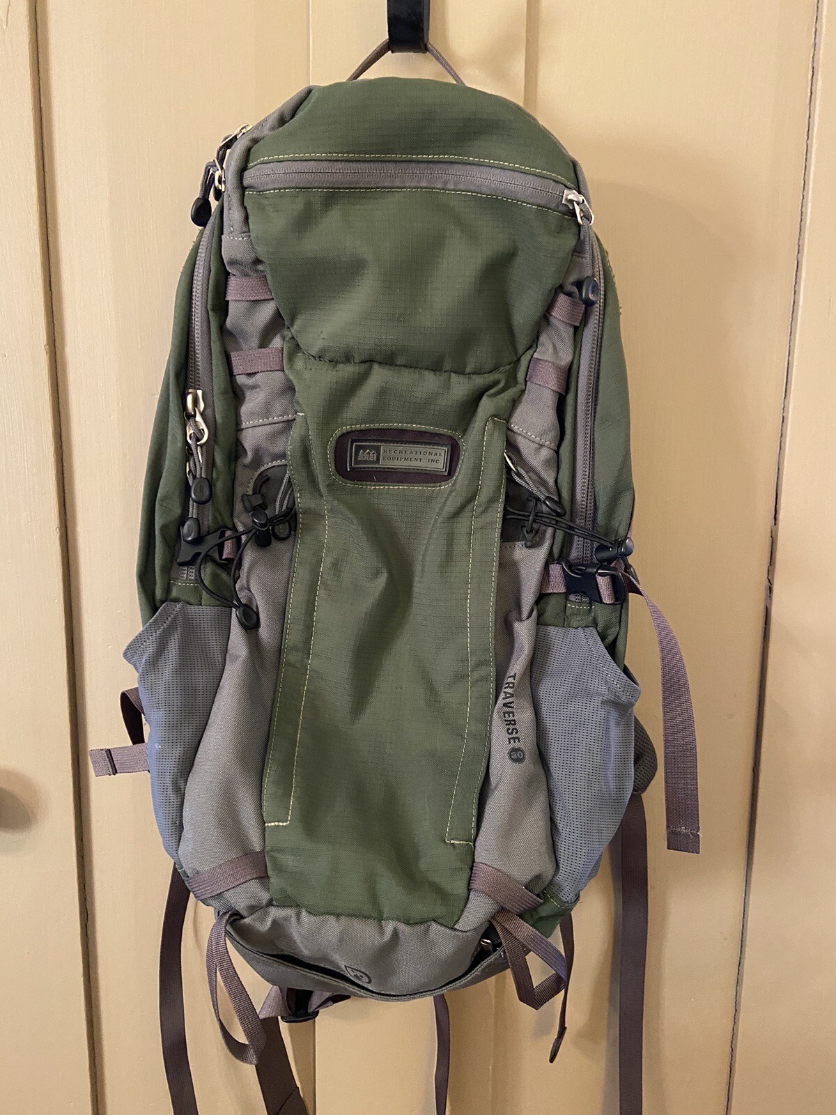 REI Traverse 30 Hiking Backpack Green Grey Free Flow eBay