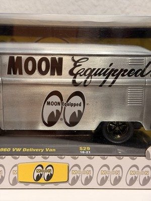M2 Machines 1960 VW Delivery Van MOON Equipped Super Chase 1/24