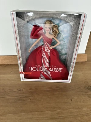 Neu! Mattel Barbie Signature Holiday Barbie 2019 blond (FXF01) - Bild 1 von 4