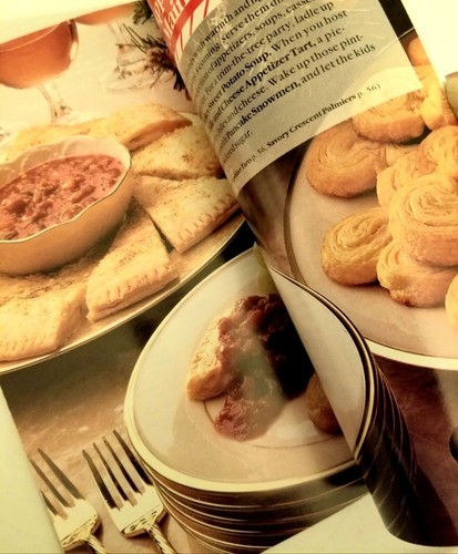 Holiday. Keeping In Touch With Family & Friends. Pillsbury Classic Cookbooks. - Picture 4 of 6