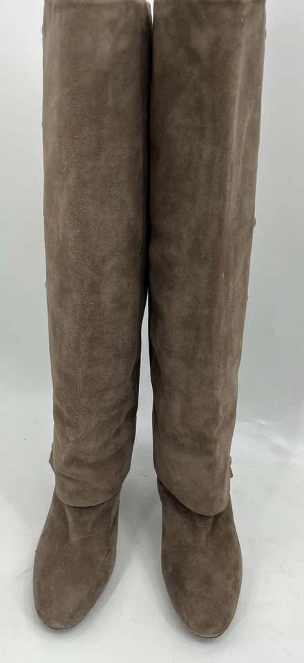 Botas hasta la rodilla Stuart Weitzman 'Spatz' plegables de gamuza en color topo talla 8M Foto 2 de 4