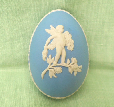 Wedgwood Blue Jasperware eiförmige Box - 7 cm (2,85'') lang - Amor & Rosen