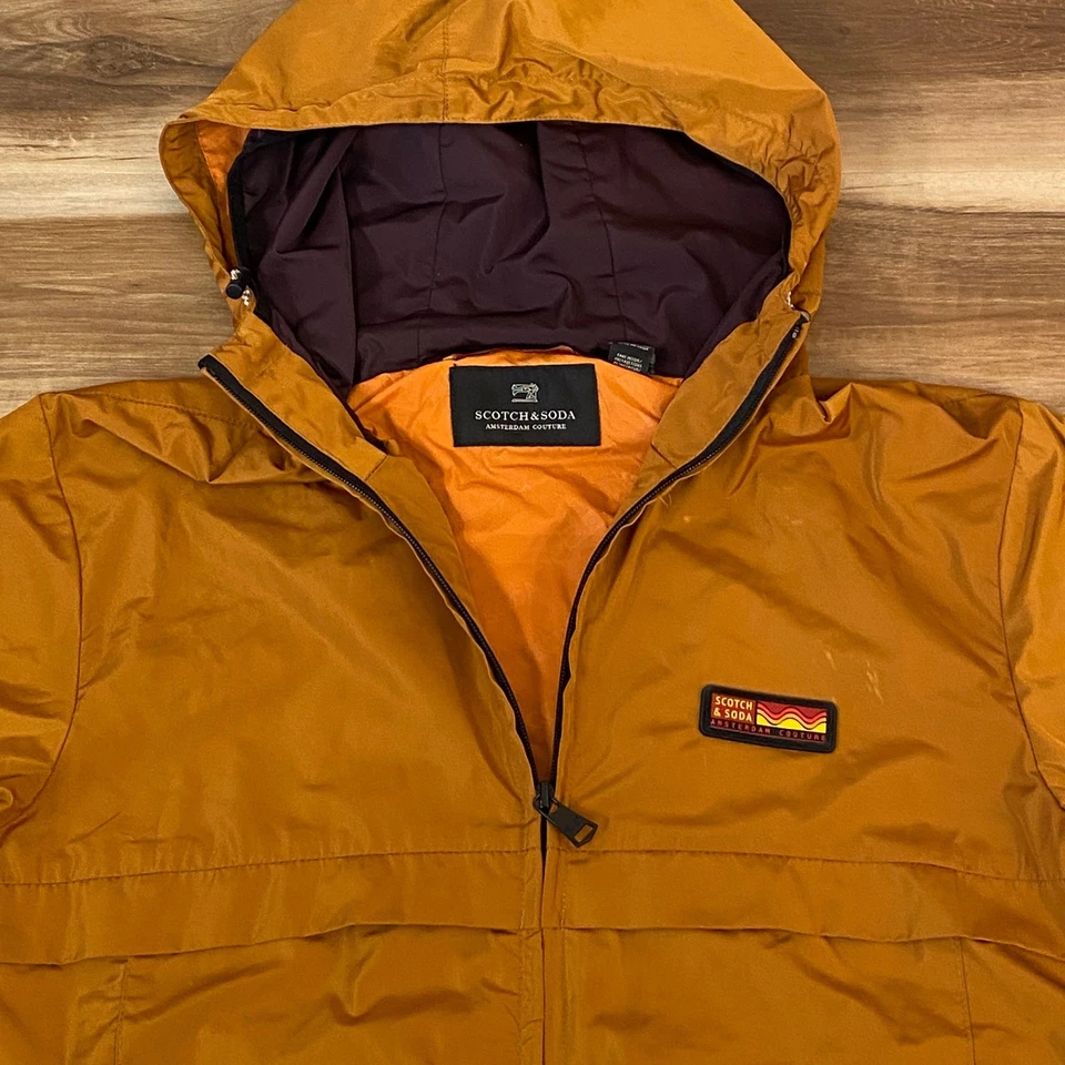 Chaqueta cortavientos Scotch & Soda para hombre pequeña ligera ropa deportiva con capucha Foto 2 de 4