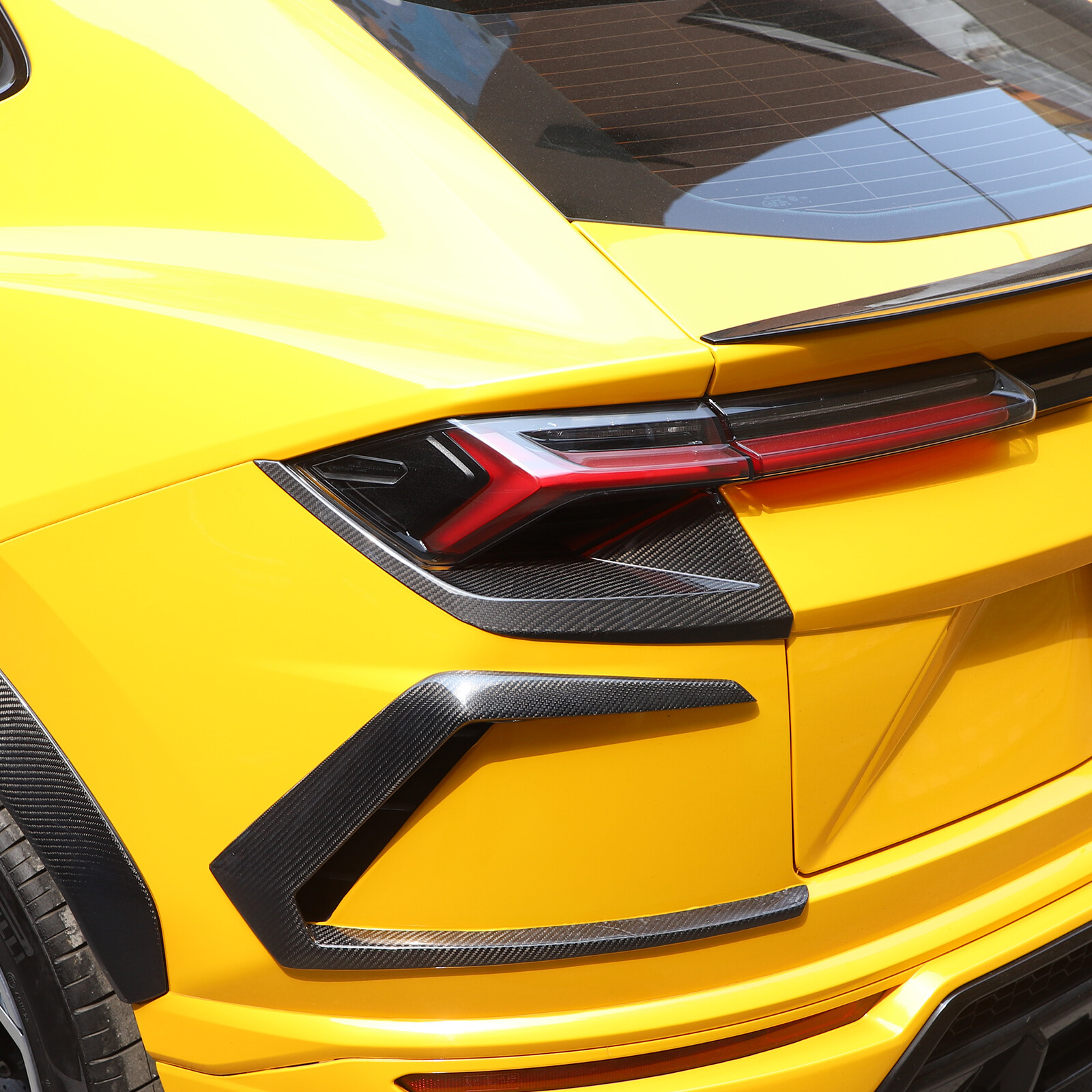 2PCS Real Carbon Fiber Rear Tail Light Cover Fit for Lamborghini URUS 2018-2022