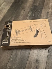 The Pampered Chef 1525 Cookie Press with 16 Discs - White Used