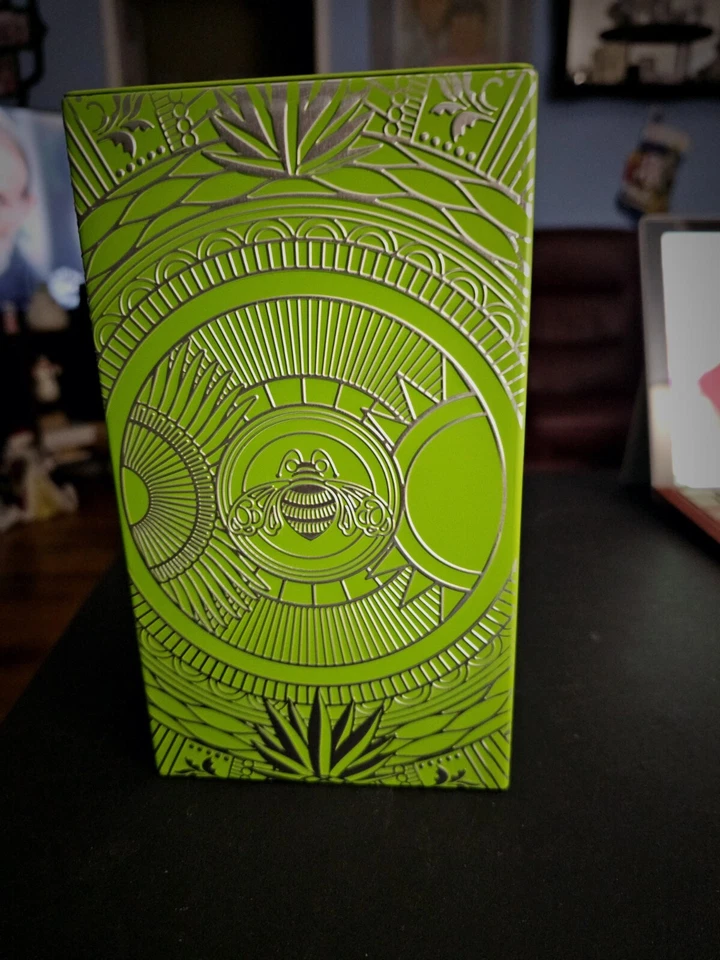 New Limited Edition Silver Bee Design Pressed Tin Gift Box Patron Silver Tequila - Image 2 of 4