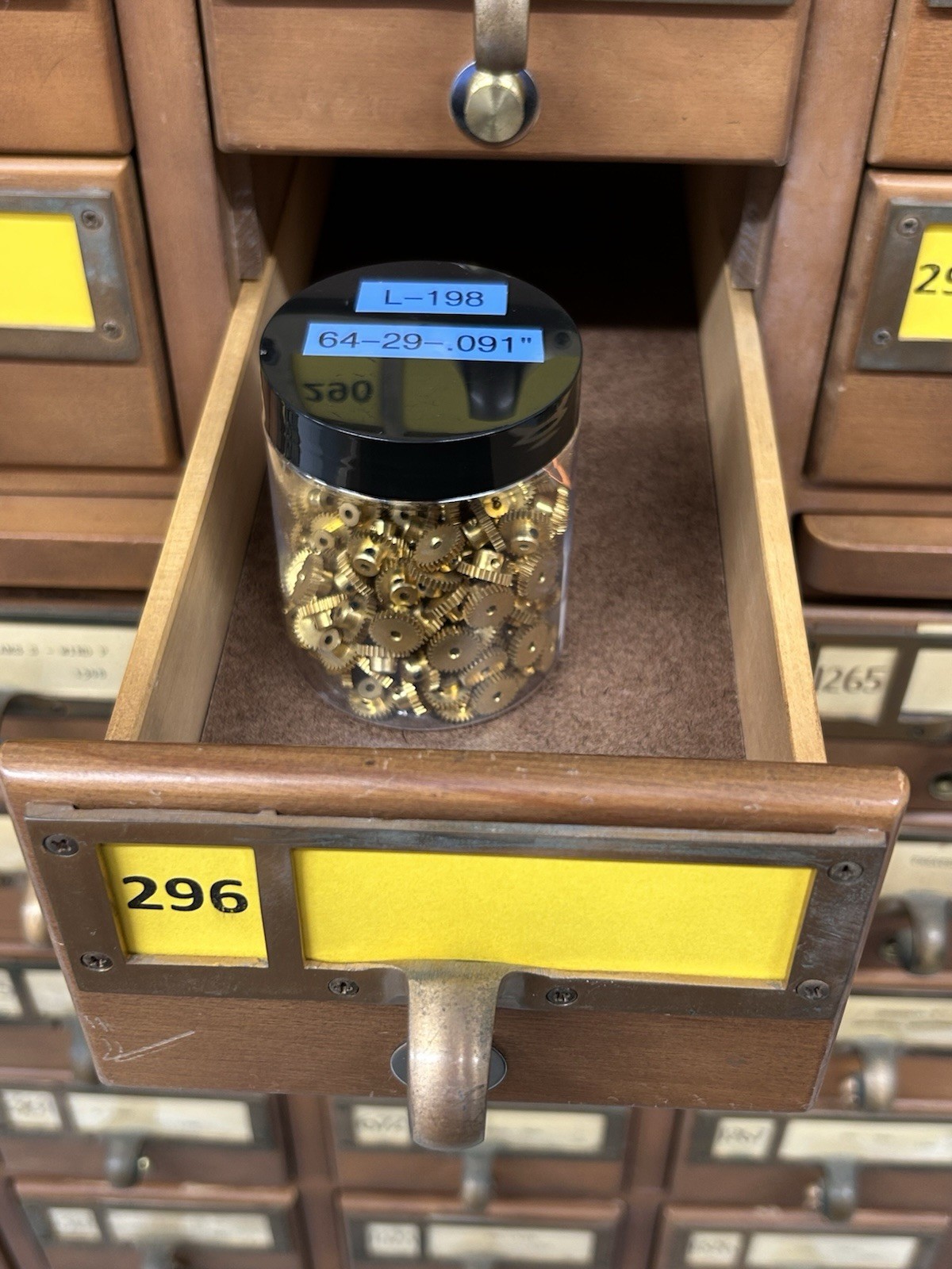 QTY 1 TRADESHIP 64 PITCH BRASS PINION GEAR 29 TEETH TOOTH SLOT CAR .091” BORE