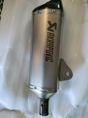 Akrapovic Auspuff mit modifiziertem Anschluss