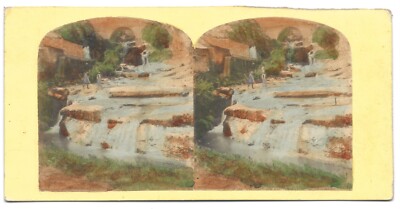 Farbiges Stereo Foto Blick auf einen Wasserfall mit zwei Männern am Rand um 1865