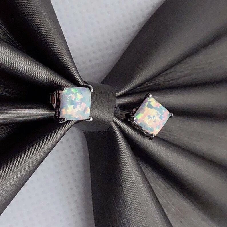 Женские серьги-гвоздики из белого золота 14 карат с огненным опалом лабораторной огранки принцессы 2 карата - Изображение 3 из 4