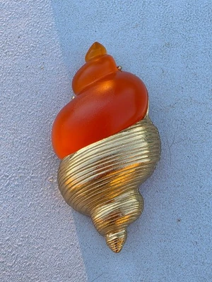 Broche coquillage Christian DIOR - Photo 1/4