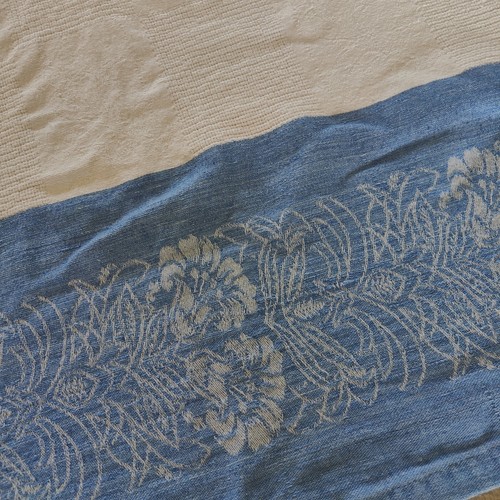 Mantel Damasco Vintage Lino y Algodón Blanco con Borde Floral Azul 48" x 85" - Imagen 5 de 10