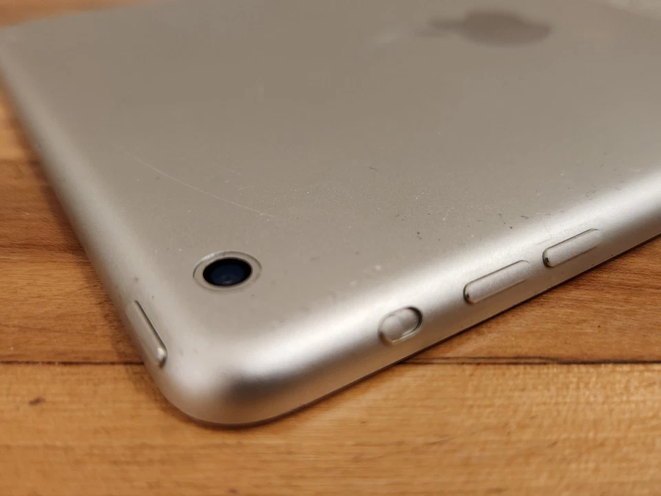 Ipad mini 1st gen black AS-IS, Fully Working, Cracked Screen FOR SERVER/DISPLAY - Image 4 of 4