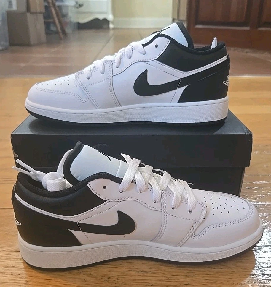 Jordan 1 Low (GS) taglia 5Y bianco nero bianco (553560 132) difetto sulla scatola. Vedi foto