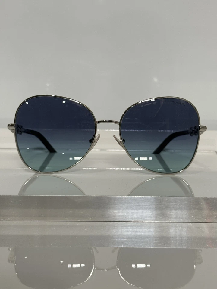 Gafas de sol para mujer Tiffany & Co. TF3086 6001/9S de metal plateado Foto 2 de 4