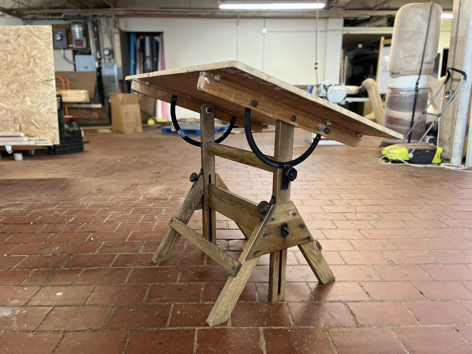 Hamilton Mfg. Mesa de dibujo industrial antigua de madera de roble Co., pequeña de unos años 50 Foto 3 de 4