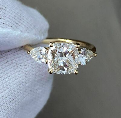 3 TCW Cushion & Pear Moissanit 3 Steine Verlobungsring in 14 kt Gelbgold über