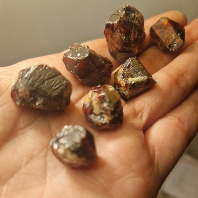 Natürlicher Zirkon Kristall, ohne Behandlung, von Skardu Pakistan. Unit Sale. 