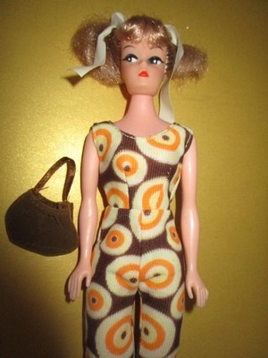 B-2224) DUNKELBLONDE VINTAGE NO NAME DOLL VINTAGE OVERALL+SCHUHE+STOFFTASCHE