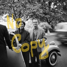 CITROEN TRACTION AVANT ET LOUIS DE FUNES VERS 1950 ........ PHOTO (20x20 CM)