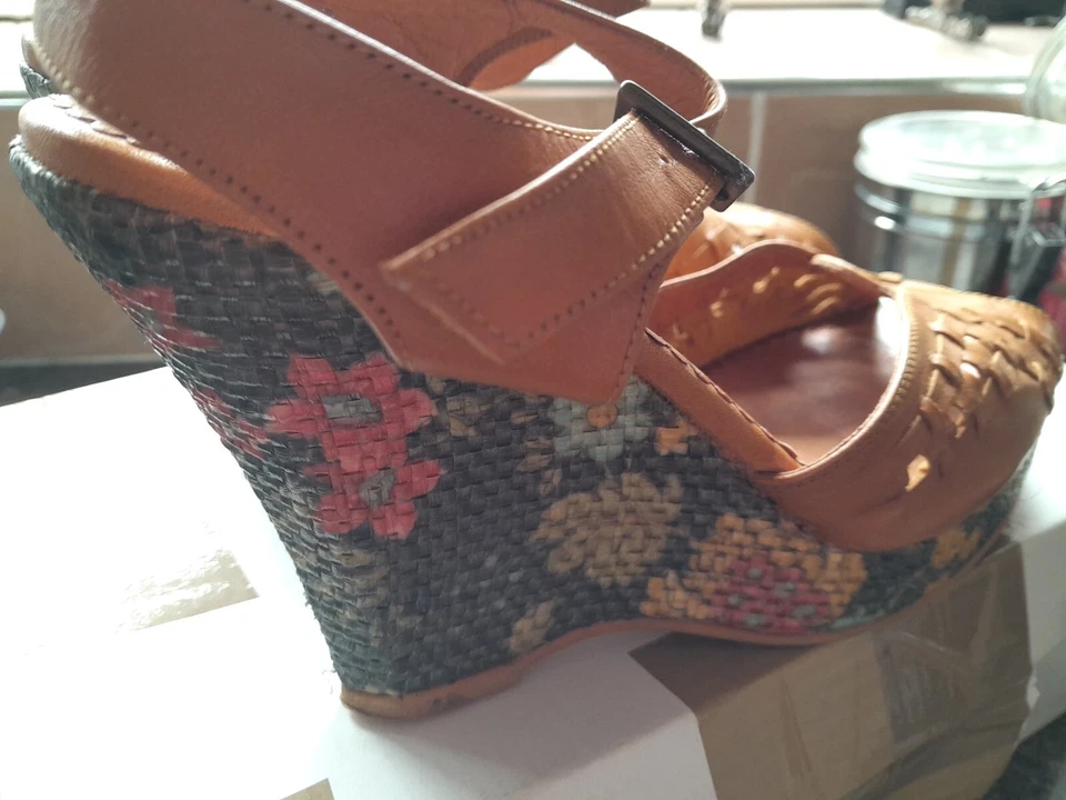 Plataformas de tapiz floral y cuero Dolcis talla 5 inusuales  Foto 4 de 4