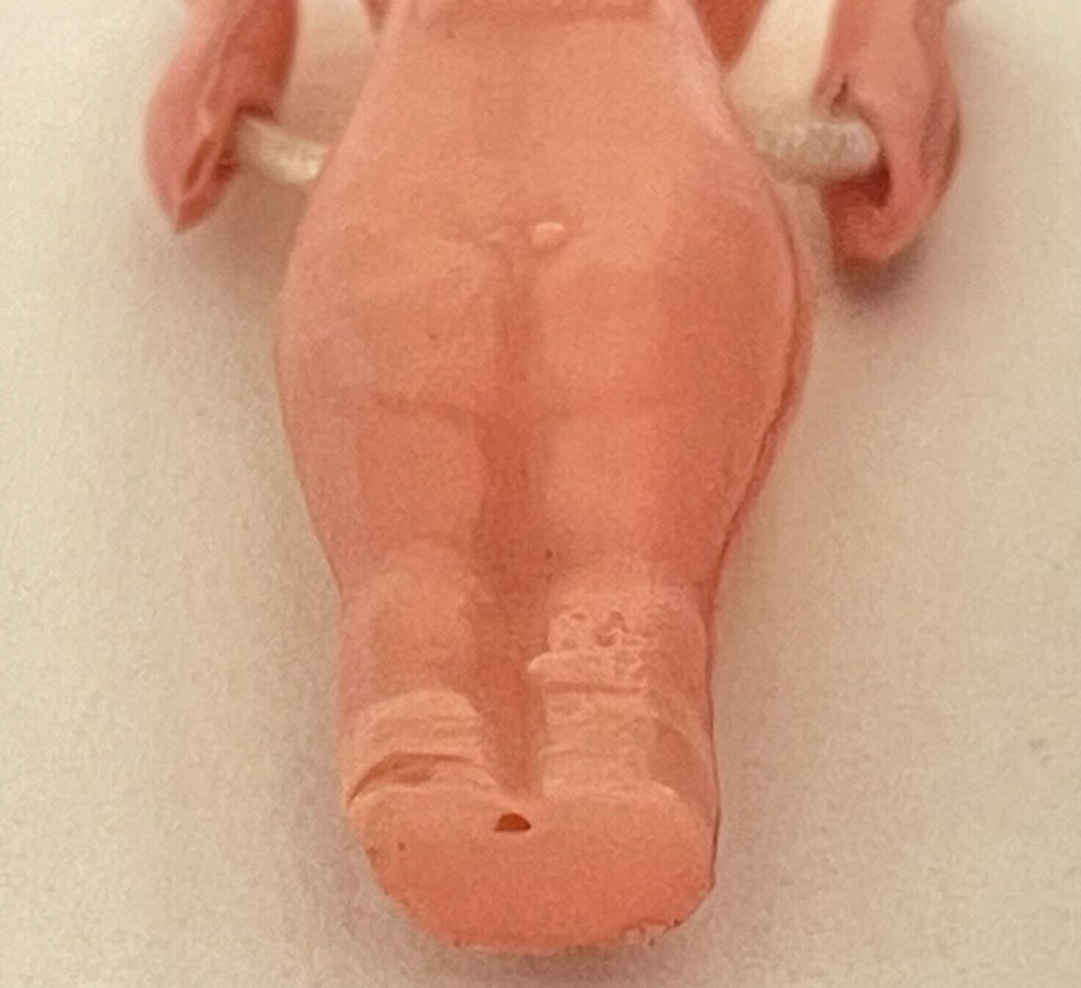 Image of Poupée Kewpie en celluloïde avec lit, fabriquée par Kewpie, États-Unis