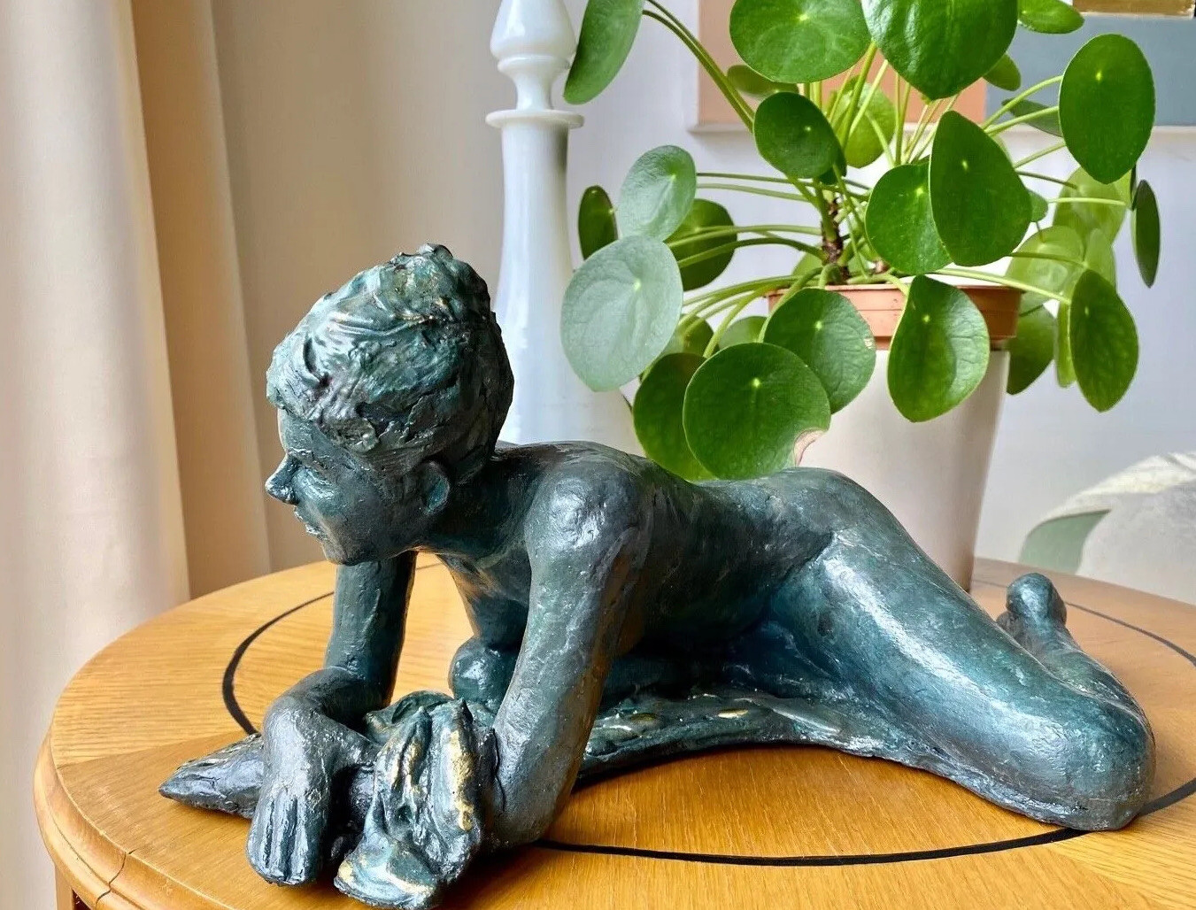 Sculpture nu Ninon pour combler un espace vide sur une étagère