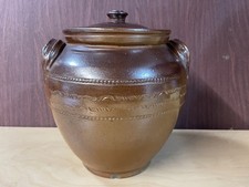 Rustic stoneware casserole crock pot with lid 