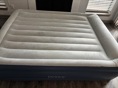 Intex 64413ED Dura-Beam Deluxe Queen 18'' Air Mattress w/ Built-In Pump   Used