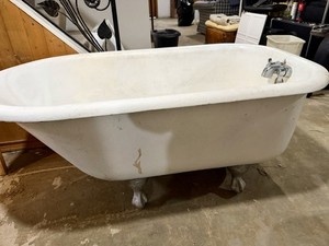 White Porcelain Cast Iron Clawfoot Freestanding Bathtub with Lever Faucet
