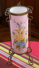 Vase ancien XIXème en opaline de couleur rose et laiton vase rouleau décor fleur