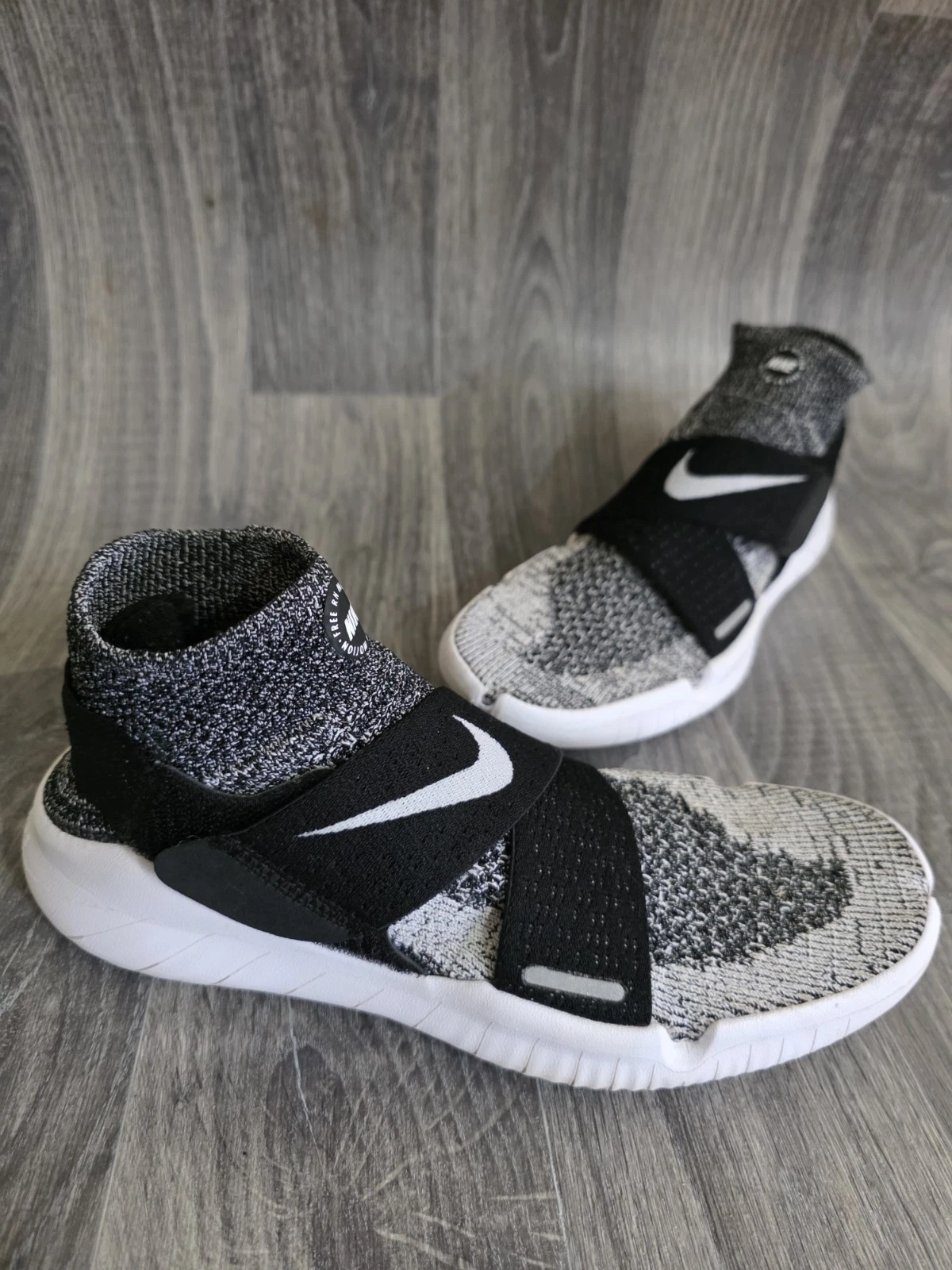Scarpe da corsa Nike RN Motion Oreo Flyknit da uomo taglia UK 5 5 euro 38 5 nere bianche