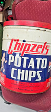 Display's Well!! ENORME lata de patatas fritas de metal de 3 libras de colección CHIPZEL