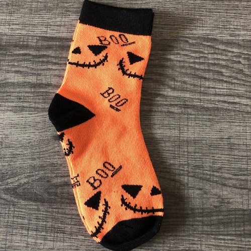Burlap Halloween Tote Bag With 5 Pair Of Children’s Socks Size Small - Picture 7 of 7