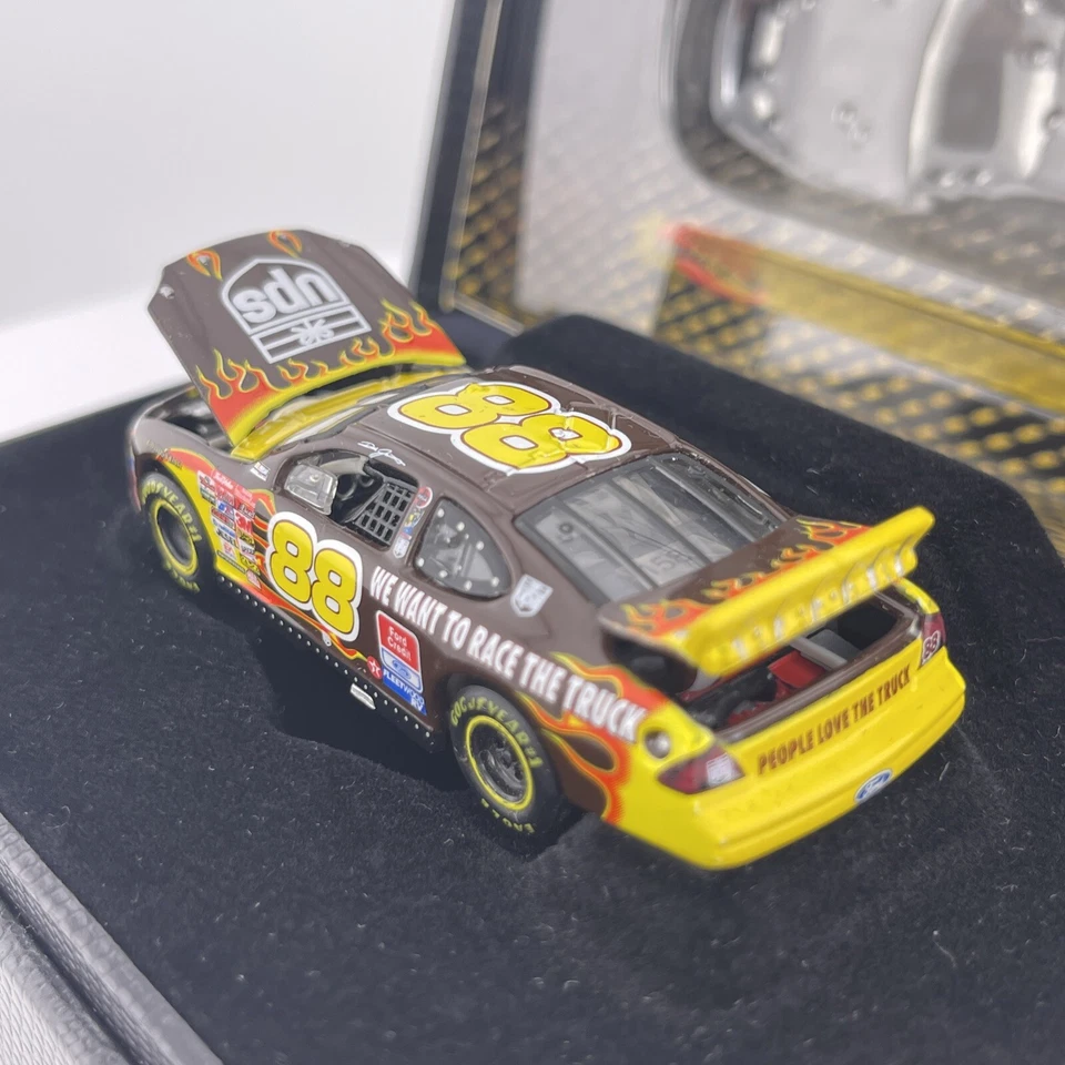1/64 Dale Jarrett Elite Action RCCA #88 UPS/FLAMES Race The Truck 2001 Taurus Foto 2 de 4