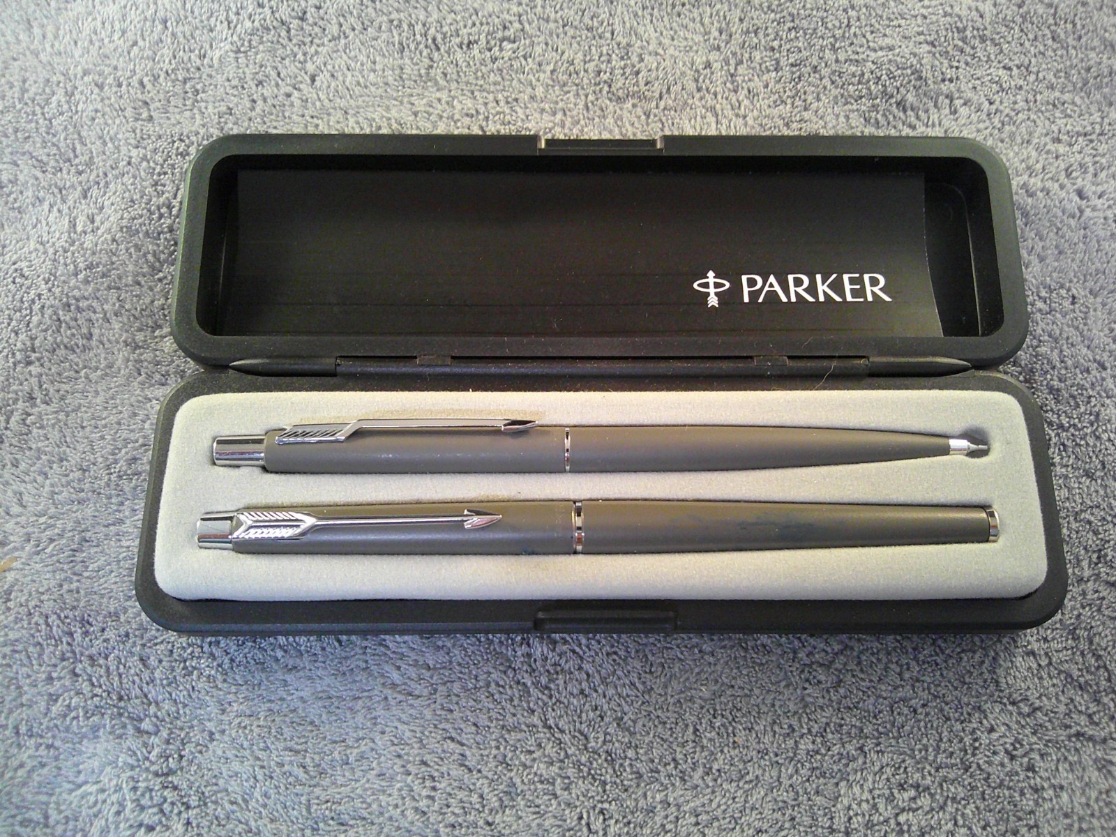 Parker Pen?Unsure and Pencil Set Gray Chrome Trim w/ Hard Case marked Air Maze