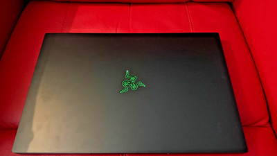 Razer Blade 17 2.4 GHz i7 16GB 1TB SSD RTX 3070 Ti Excellent