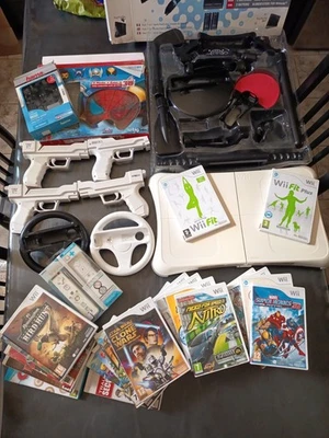 Gros Lot Wii PAL 22 jeux Et accessoires Balance Wii fit Guns Volants Nintendo - Photo 1/4