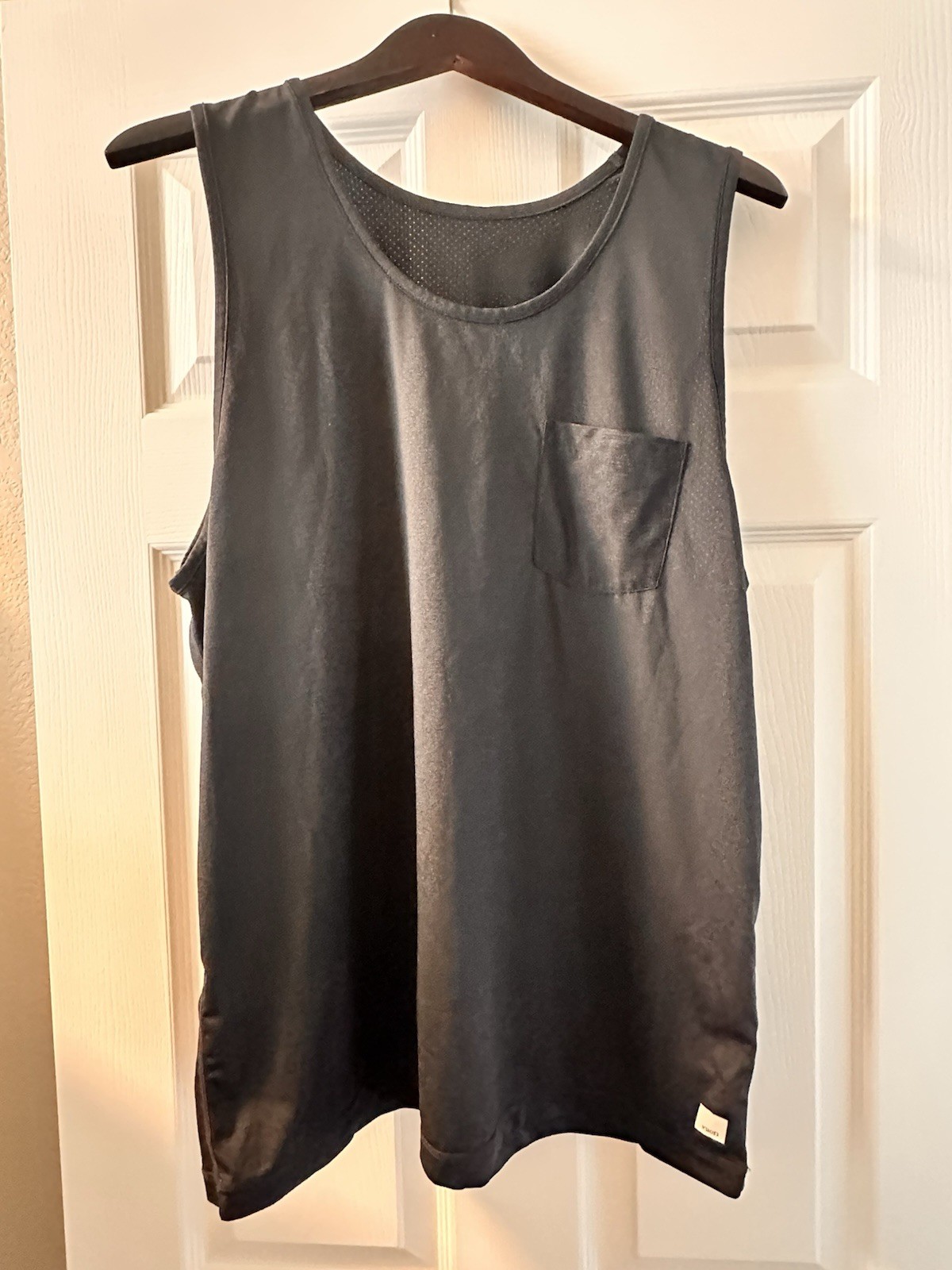 Vuori Men's Large Grey Lightweight Breathable Muscle Tank with Logo Pocket