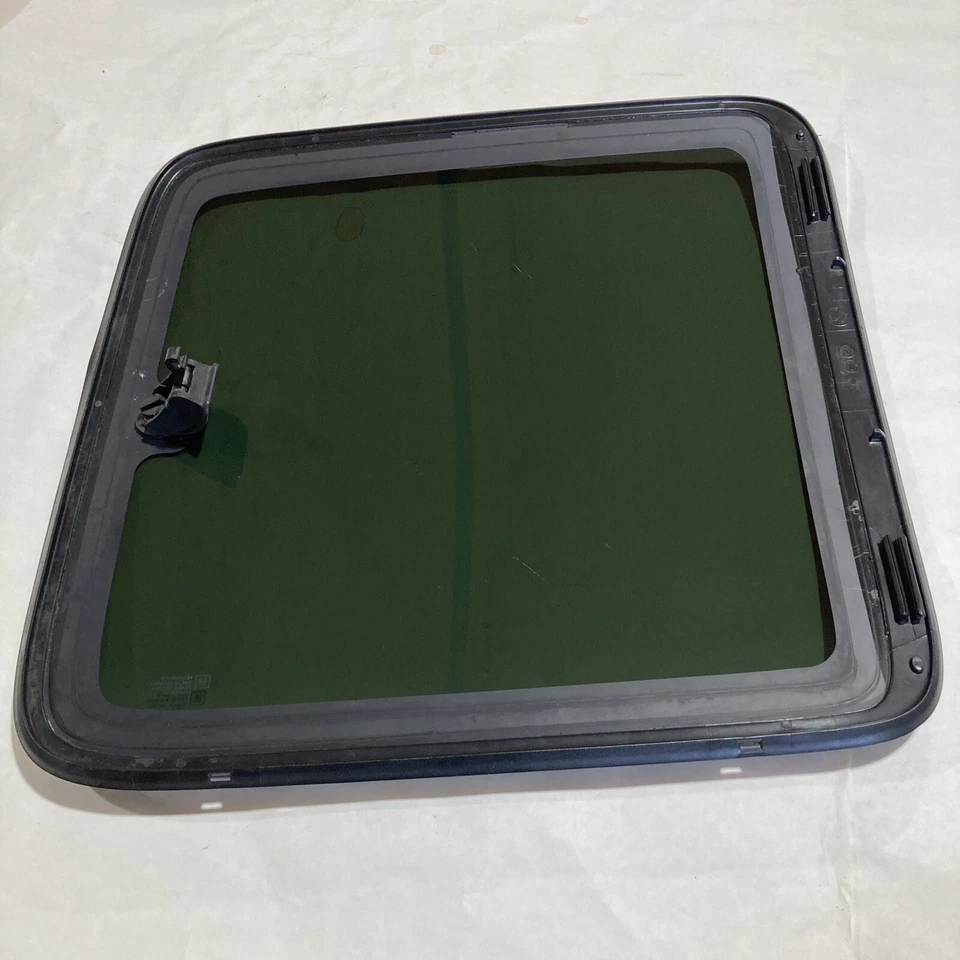 2000-2006 Chevrolet Silverado LH quarter glass vent window w/frame (GMC Sierra) - Image 4 of 4