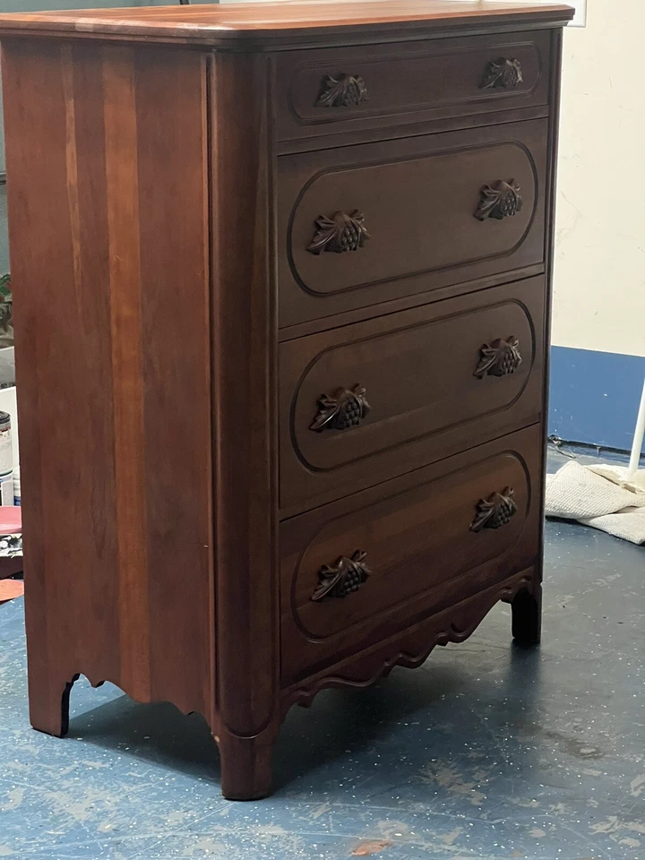 Cómoda de cereza Davis Cabinet Company, colección Lilian Russel. Se puede enviar. Foto 3 de 4