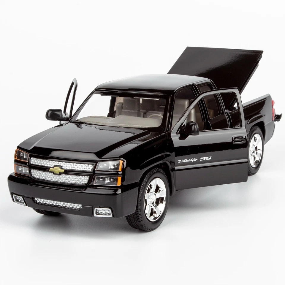Motormax 2006 Chevy Silverado 1500 Intimidator SS Extended Cab w/Bed Cover 79395 - Image 3 of 4
