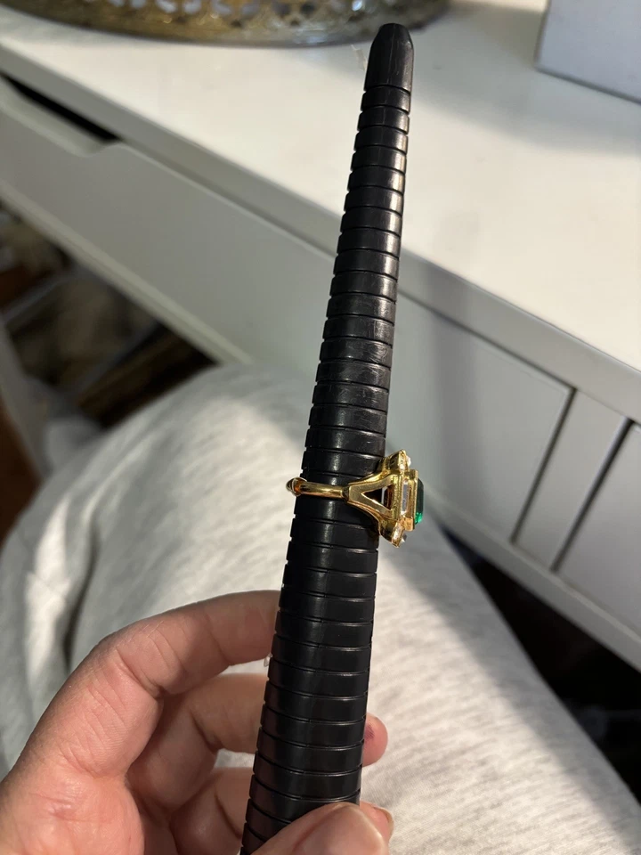 Anel Avon Vintage -Tesouro Ousado - Anel de coquetel de esmeralda falsa, tamanho 9 com tamanho - Imagem 3 de 4