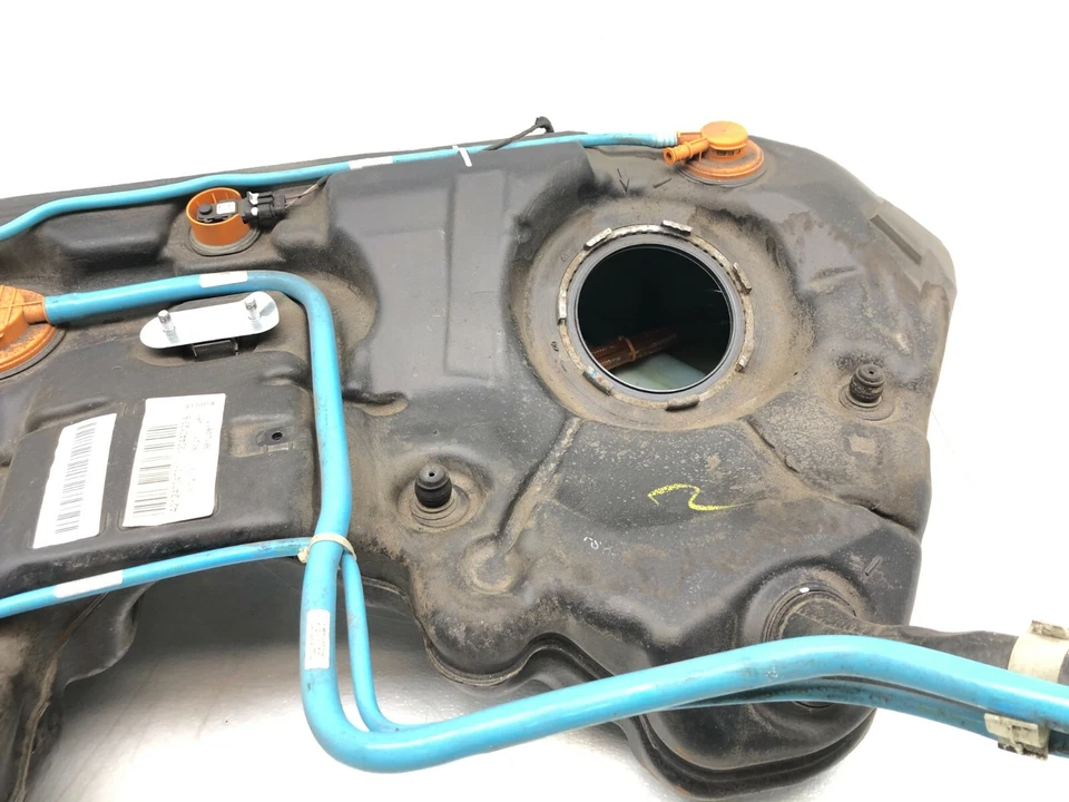 Mercedes-Benz CLS550 2012-2018 montaje de tanque de gasolina OEM. Foto 4 de 4