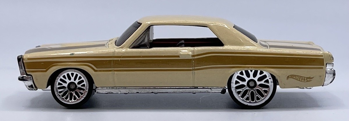 Hot Wheels Multipack Exclusive '65 Pontiac GTO Tan 1:64