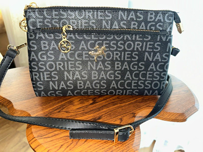 Accessorize Damen Umhängetasche Jacquard Logo schwarz/grau Reißverschluss gold