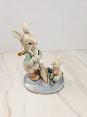 Vintage Albert Kessler Keramik Hase hält einen Besen mit Babyhase beobachtet