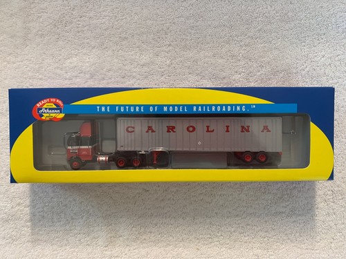 Remolque de cuña y Freightliner Athearn #91080 escala HO Carolina Freight 48' | Condition: New