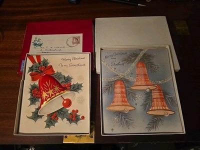 Zwei alte gebrauchte verpackte gepolsterte Weihnachtskarten um 1960