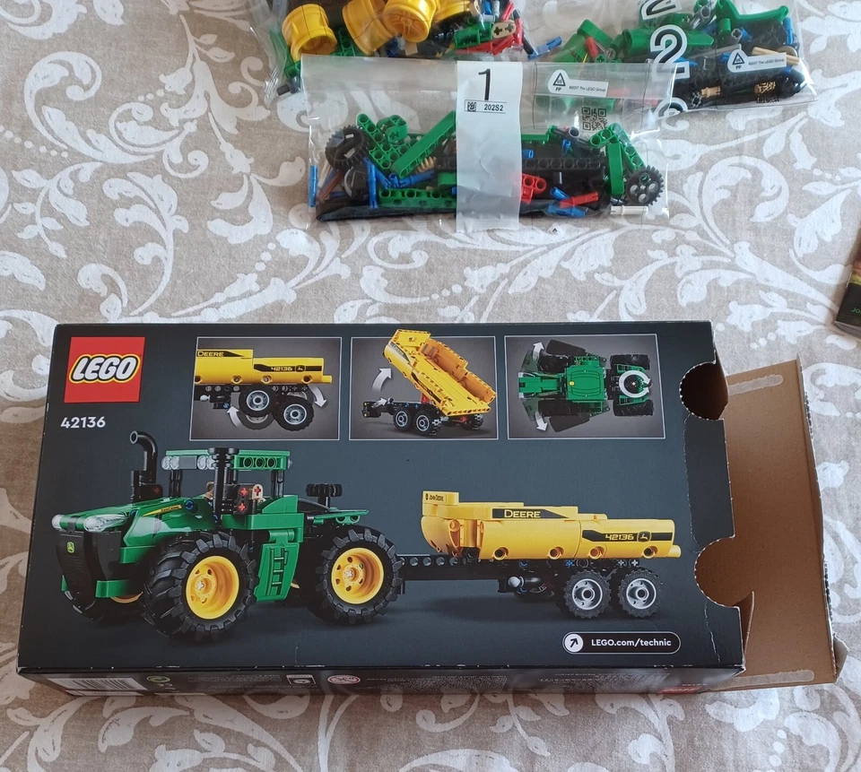LEGO Technic 42136 John Deere 9620R 4WD Tractor, foto 2 di 3